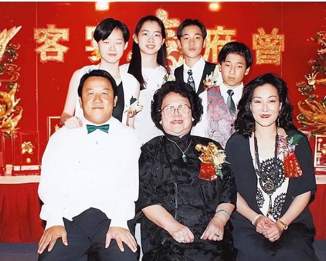 曾志伟春节到加拿大探亲，陪次女曾咏仪全家过年!外孙女已经24岁