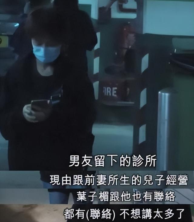 58岁叶子楣请明星朋友吃大餐，穿着青花瓷裙子，整个人瘦到显病态