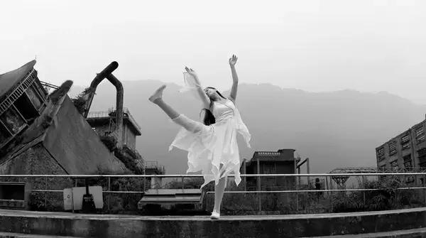 地震中失去双腿，如今婚姻美满：两个人配不配，其实只看一个点