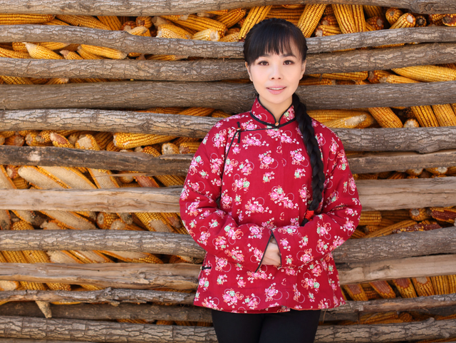 “草根歌手”王二妮和李飞结婚9年，她初心不改，他却像换了个人