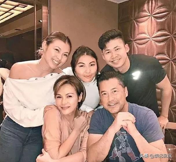 港星任达华王敏德澳门乡村打高尔夫，状态超年轻，与美女合影亲密