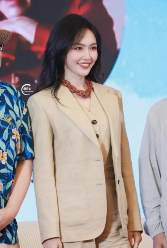 41岁唐嫣换发型像换了个人，穿短外套又美又飒，差点认不出