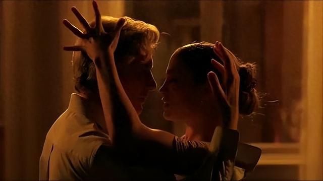 《谈谈情跳跳舞》：当一个厌倦生活的中年男人走进舞蹈室后