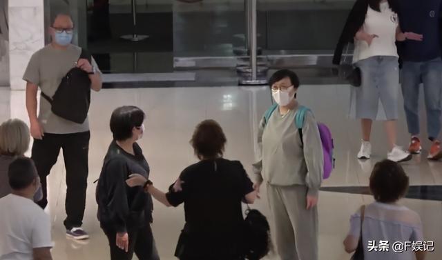 变胖也没所谓！与邓萃雯一吻泯恩仇的商天娥与老公恩爱牵手逛街