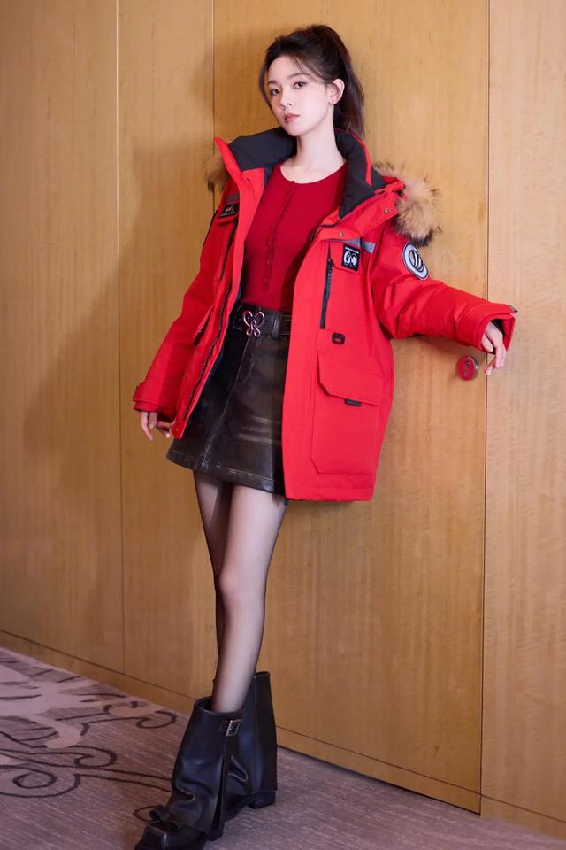 陈瑶黑丝熟女风穿搭，美翻了，尽显女性魅力