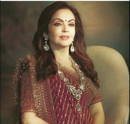 亚洲首富妻子身材丰满，身穿蕾丝裙秀色可餐，难怪获富豪专宠30年