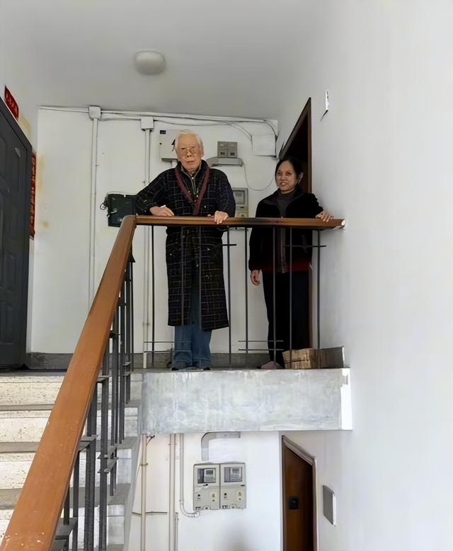 头发花白，衣服全是洞，88岁烟不离手的焦晃，早已走上另一条大道