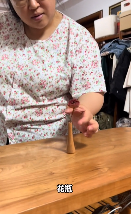 铁兜和胡老师：靠“谎报”价格吸粉500万，真实身份曝光不简单？