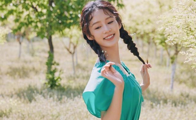 从称呼“沁沁”到保持距离，大概就是肖战成为顶流后的偶像自觉吧