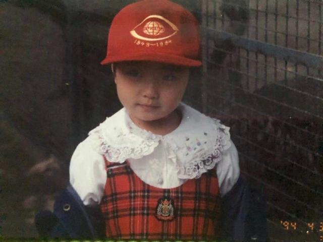 周扬青罕晒儿时与爸妈合影，直面整容争议：从小到大长得毫无关联