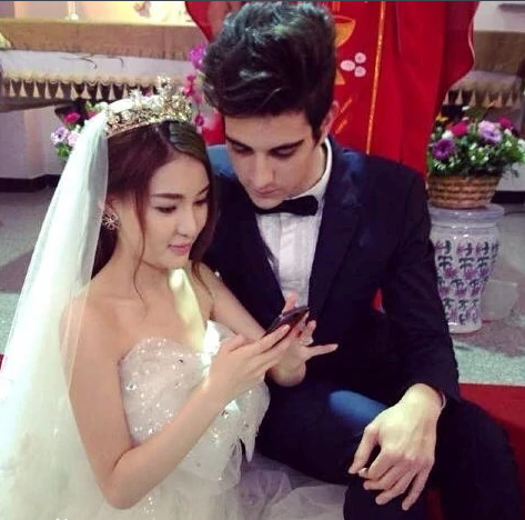 “炫富名媛”郭美美的堕落史,和宠爱她的土豪干爹们