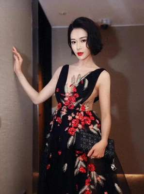 胡然(“晶女郎”胡然才是大号水蜜桃，泳装照走光身材劲爆，这谁顶得住)