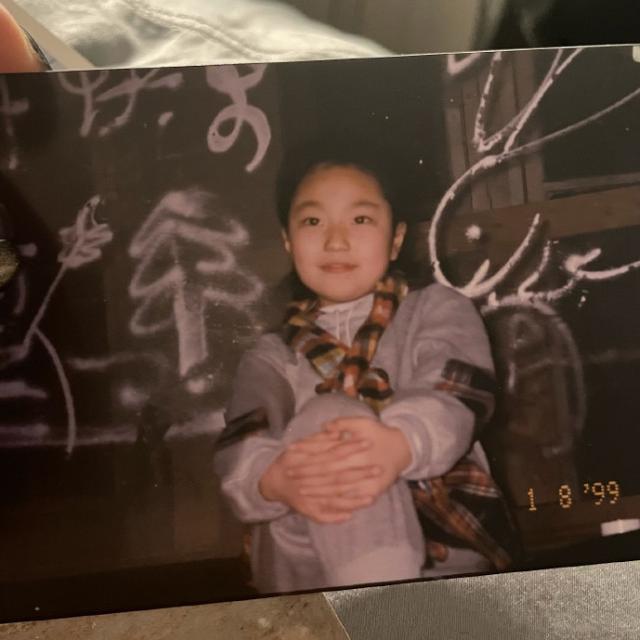 周扬青罕晒儿时与爸妈合影，直面整容争议：从小到大长得毫无关联