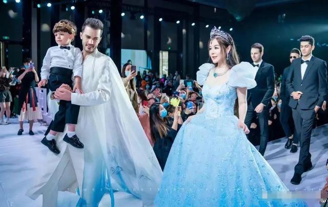 52岁于文红又惹争议！绍兴见面会保镖全是外国人，真实颜值也曝光