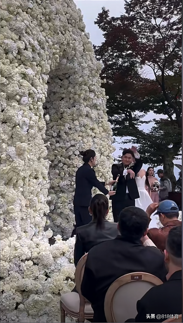 笑喷!郭艾伦出席千万网红百乔小雪婚礼,西装笔挺像新郎百乔成司仪