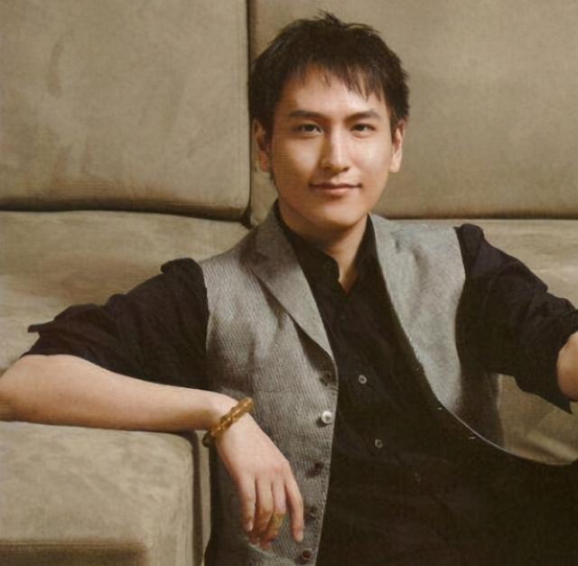 父亲浦东第一地主，母亲是影后，继承上海133套房，21岁身家百亿