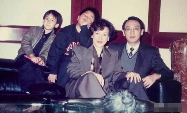 父亲浦东第一地主，母亲是影后，继承上海133套房，21岁身家百亿