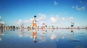 婉之(上海奉贤海边现“天空之境”：人在水间走，宛在画中游)