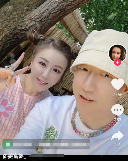 孙红雷一家三口同框，4岁女儿坐爸腿上东张西望，大眼睛萌态十足