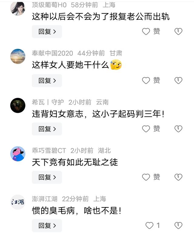 奇葩!情侣网吧门口吵架,女孩一气之下当众脱裤子,男友慌了