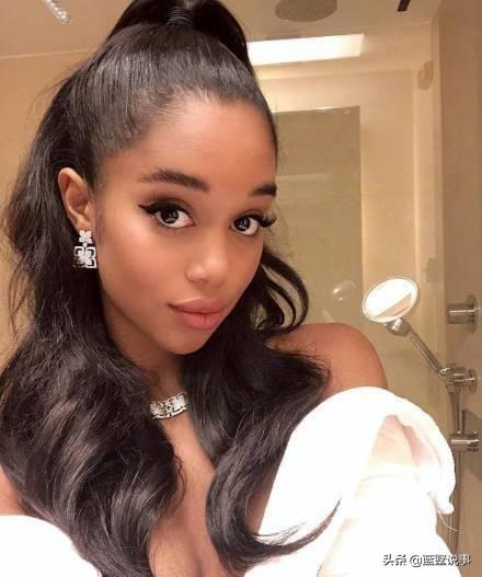 美国黑人女明星劳拉·海瑞尔,曾与NBA球星汤神汤普森牵过手