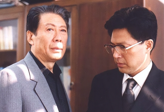 头发花白，衣服全是洞，88岁烟不离手的焦晃，早已走上另一条大道