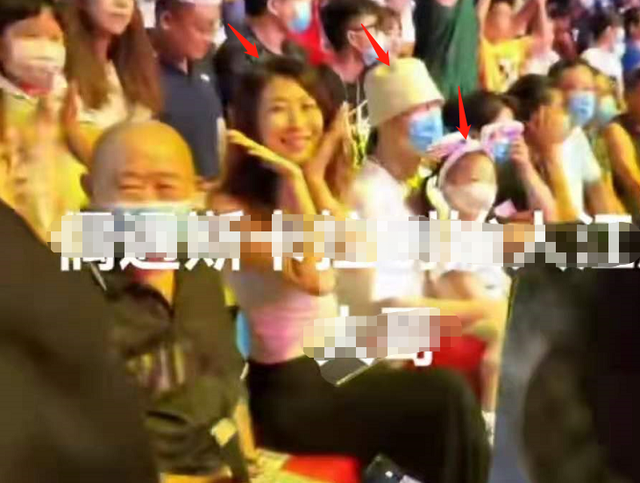 孙红雷一家三口同框，4岁女儿坐爸腿上东张西望，大眼睛萌态十足