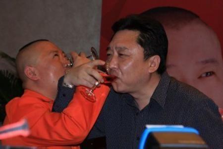 10年前,7位演员陆续退出德云社,郭德纲快挺不住时,于谦发话了