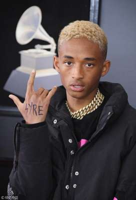 贾登史密斯(贾登·史密斯捂脸耍帅 嘻哈装配粗金链子风格怪异)