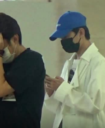 29岁杨洋疑似身体不适，收工后直奔医院，亲自排队挂号面色疲惫