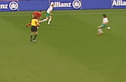 “老将”C罗再进灌篮式头球，“纯头球技术”可否超越历代轰炸机