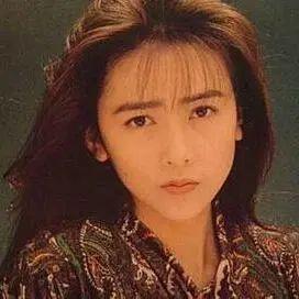 想回到昭和时代，除了穿搭，你还需要一个合适的发型