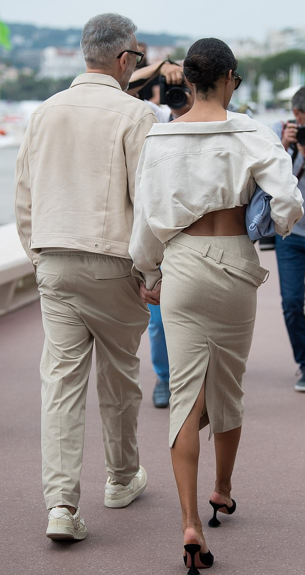 “球花”莫妮卡55岁前夫携娇妻闪耀戛纳！25岁爱妻穿绿裙，太惊艳