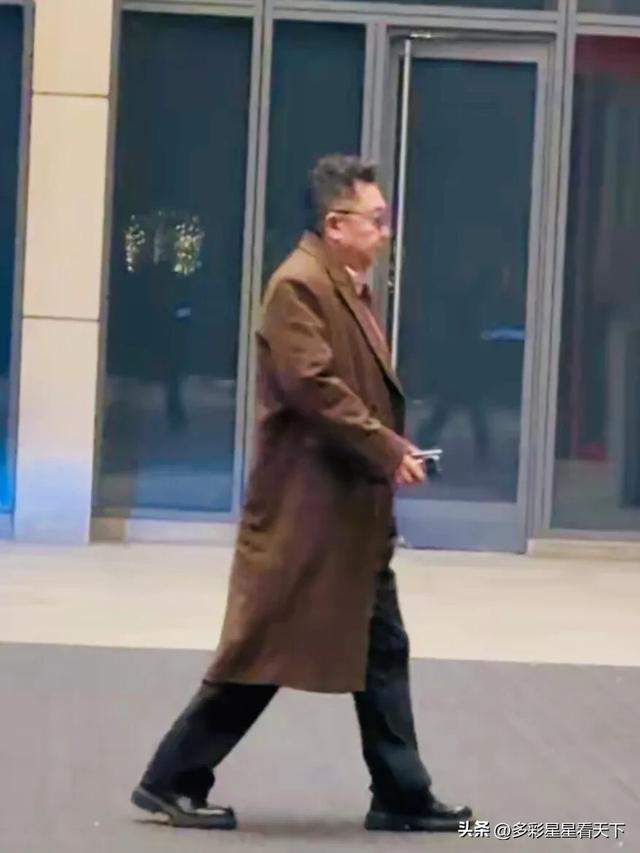 笑麻了！相声演员于谦街拍照片曝光，网友抖出各种搞笑包袱