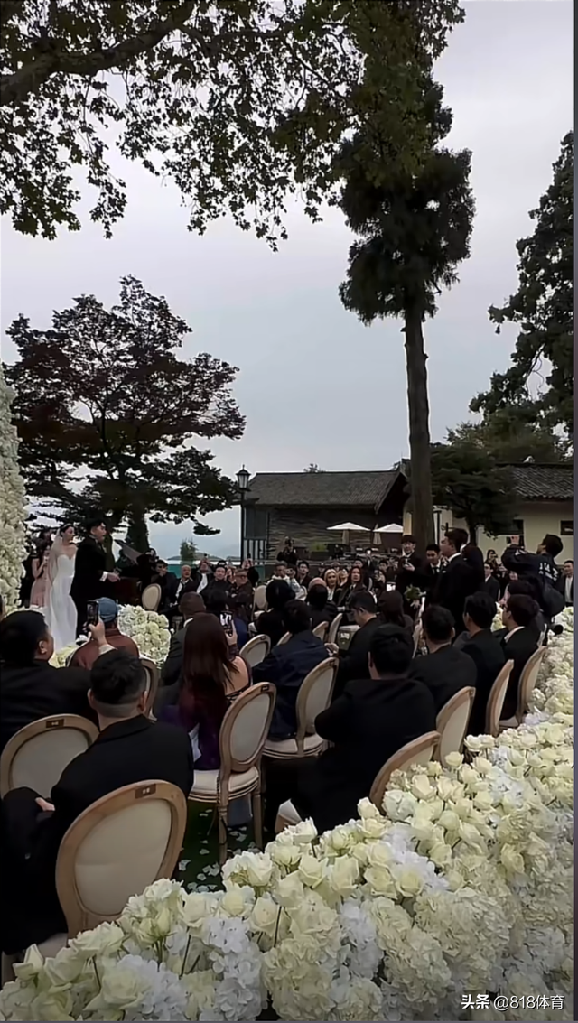 笑喷!郭艾伦出席千万网红百乔小雪婚礼,西装笔挺像新郎百乔成司仪