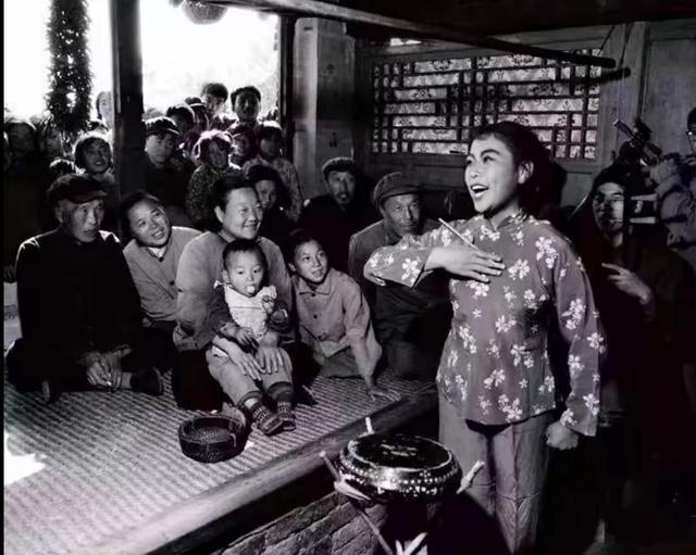 96年中学校长给我介绍对象，晚上我俩看电影，黑灯瞎火拉错姑娘手