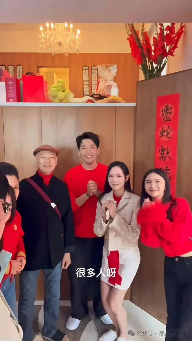 汪明荃罗家英初二团拜,亿元豪宅楼梯坐逾半百好友仍卓卓有余