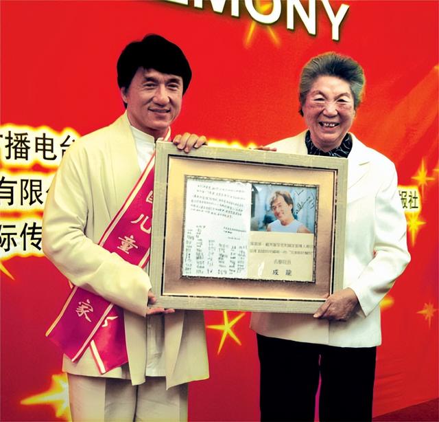 破防了！成龙近照断崖式衰老，头发花白老态龙钟，网友：接受不了