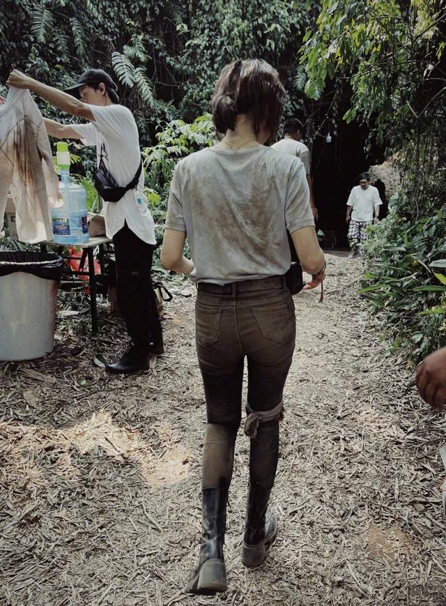 33岁毛晓彤晒杀青照，头发凌乱满身是泥，紧身裤显长腿上下一般粗