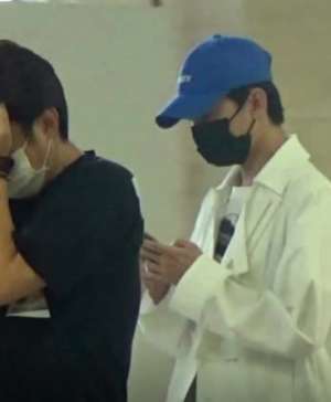 杨洋今年多大(29岁杨洋疑似身体不适，收工后直奔医院，亲自排队挂号面色疲惫)