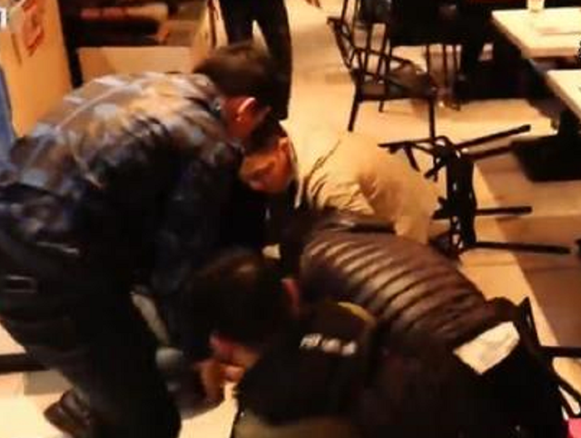 2017年，女子结账时发现存款变少，报警后一杯酸梅汁让坏人现形