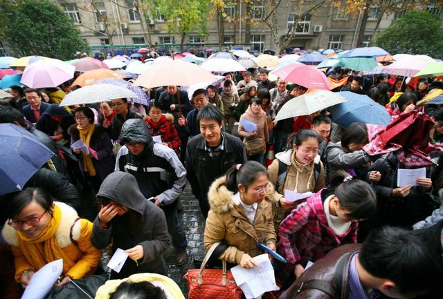 上海市一名女干部被双开，在职期间贪污2400多万，情节十分恶劣
