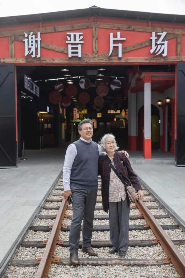 惋惜！沪上著名导演病逝，她是谢晋的女弟子……