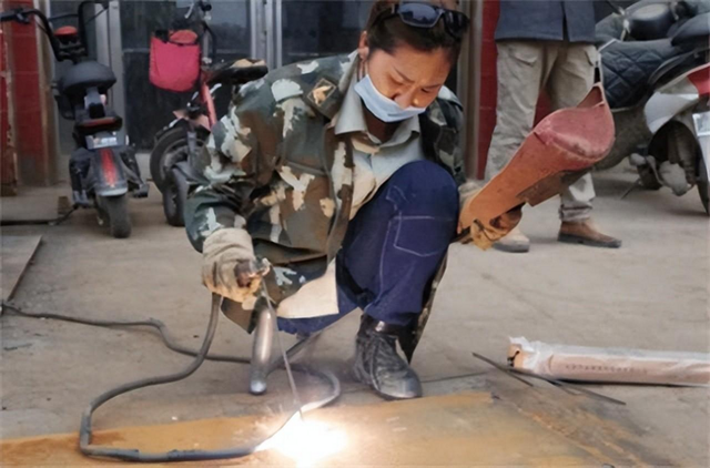 河南电焊工女孩罗雨：只有一条腿，被300多个男生表白，现怎样？