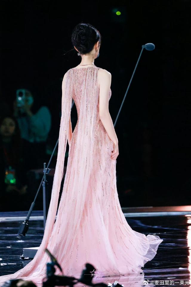 赵今麦星光大赏“怼脸拍”在韩网火了，白宇帆的话，终于有人信了