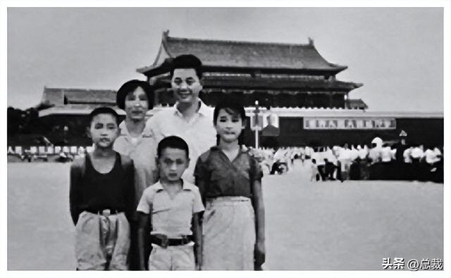 1965年,李鹏总理和儿子李小鹏、李小勇在北京,拍下的罕见合影