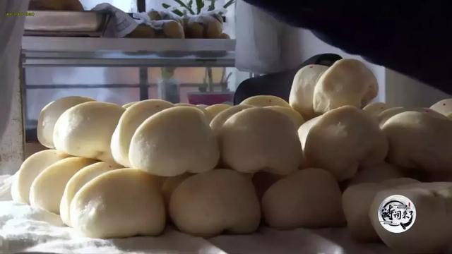 在云端里爱诗，在泥土里生活，在岁月中一直洒脱