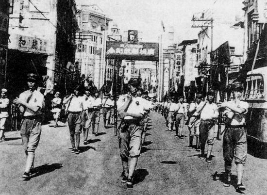 他是新中国首位少数民族飞行员，朝鲜战争时期，飞行装具从未离手