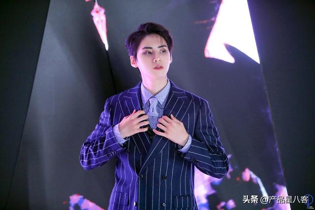 李镇赫SOLO出道，白马王子风VS霸道总裁风，长腿欧巴帅出新高度