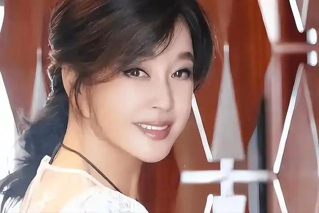 让人唏嘘！一代影星“刘晓庆”老家选墓地，素颜老人装扮引热议